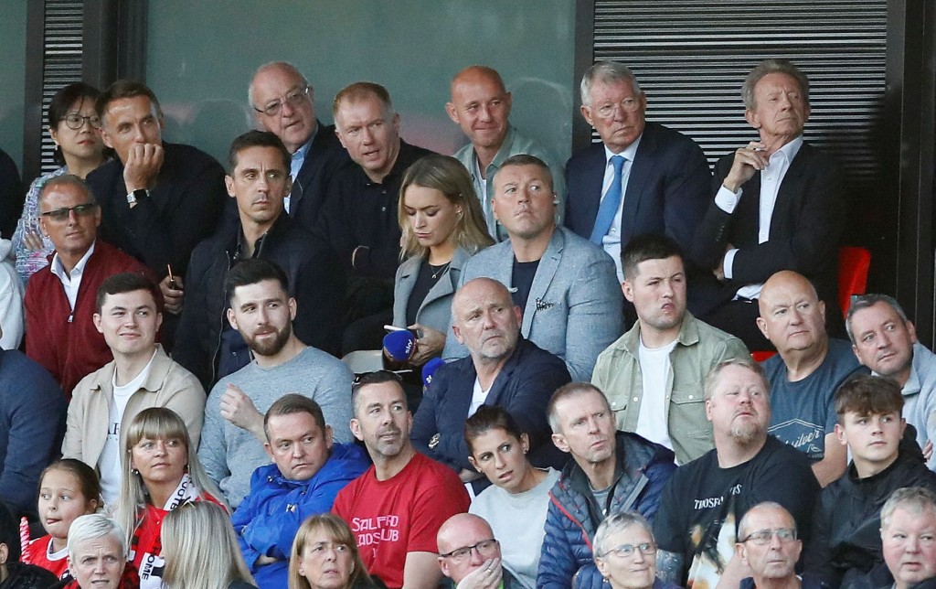 曼联七小福与费格逊（最上排右二）及球会名宿丹尼士罗（最上排右一），一同在看台观看沙福特城的比赛。