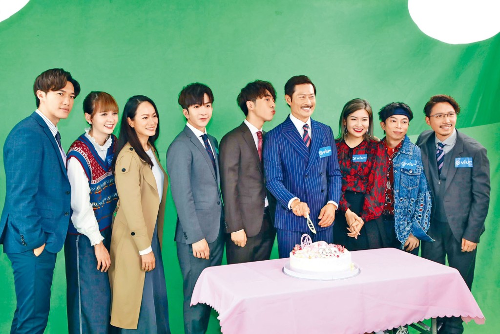 劇組送上蛋糕，為黃德斌慶生。