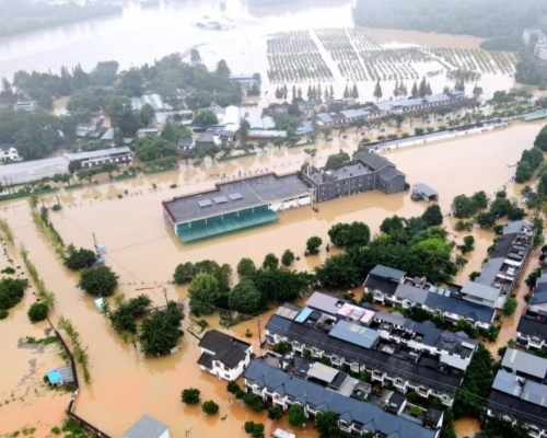 近兩千年歷史的黃龍溪古鎮被淹。 