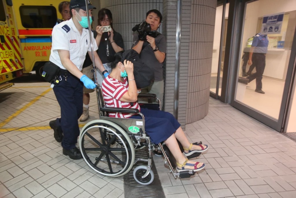 救護員將2名傷者送院治理。