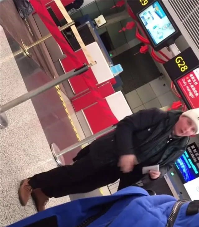 早年孙坚同一个外国人在机场激烈用英文闹交的视频引起热议。
