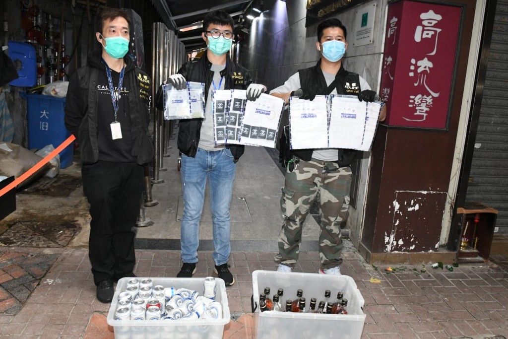 警方檢獲酒精飲品及毒品。