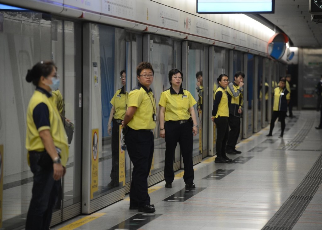 港鐵加派人手。