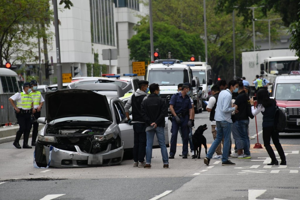 警方下午出動警犬到現場搜索。楊偉亨攝
