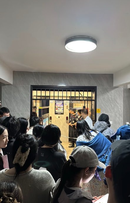 動保人士及民眾到「重慶山姆打包哥」居所外聲討對方。 動保人士及民眾到「重慶山姆打包哥」居所外聲討對方。