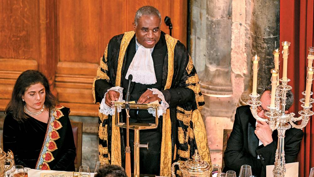 英國司法大臣林德偉周一在倫敦市政廳參加晚宴並致詞。 路透社