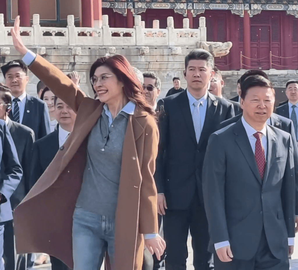 国民党主席郑丽文到故宫博物院参观，与游客挥手。