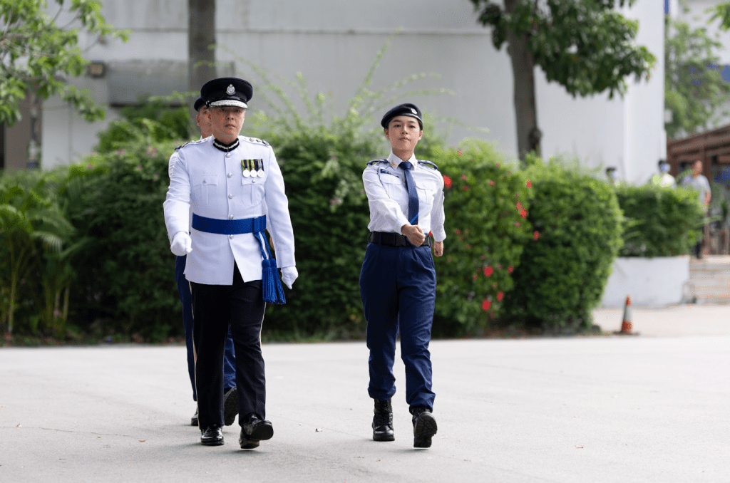 警務處處長周一鳴(左一)在周年會操中擔任檢閱官。