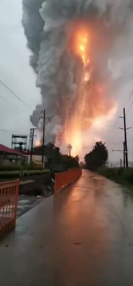 河南登封鋁合金工廠爆炸,火光濃煙沖天。