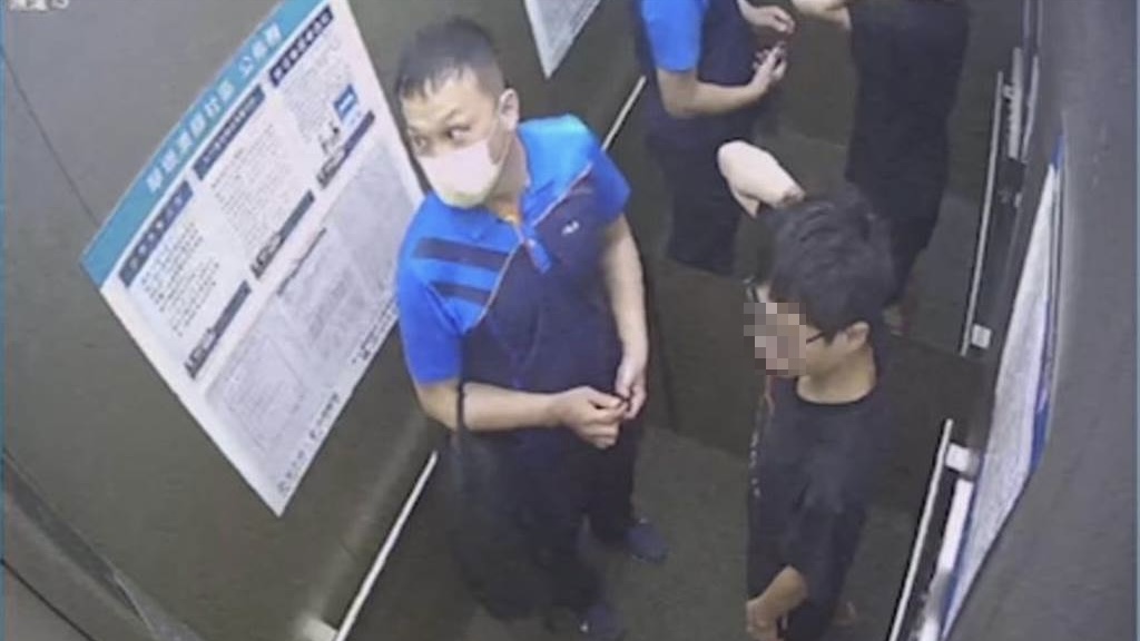 台灣賴姓高中生與「配偶」夏姓男子婚後回家情況曝光，兩人在電梯內無互動。 中時
