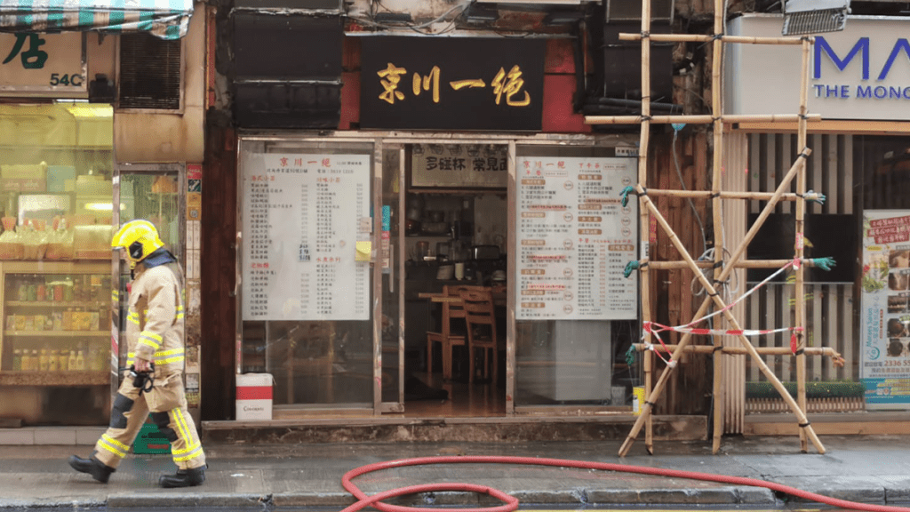 消防接報後開動一條喉及派出一隊煙帽隊灌救,迅速將火撲熄。