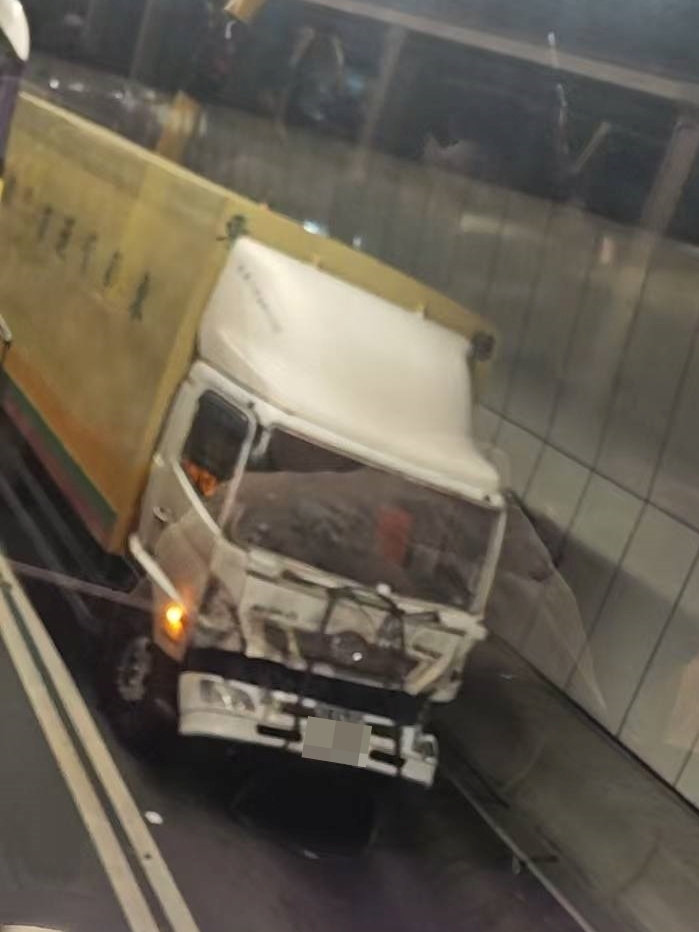 有貨車車頭受損。FB：胡志鴻@北區之友