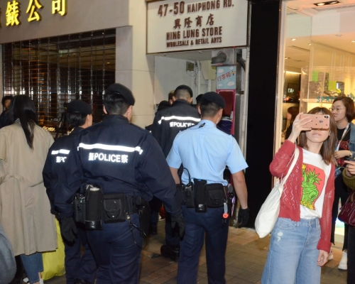 警方在現場一帶搜查