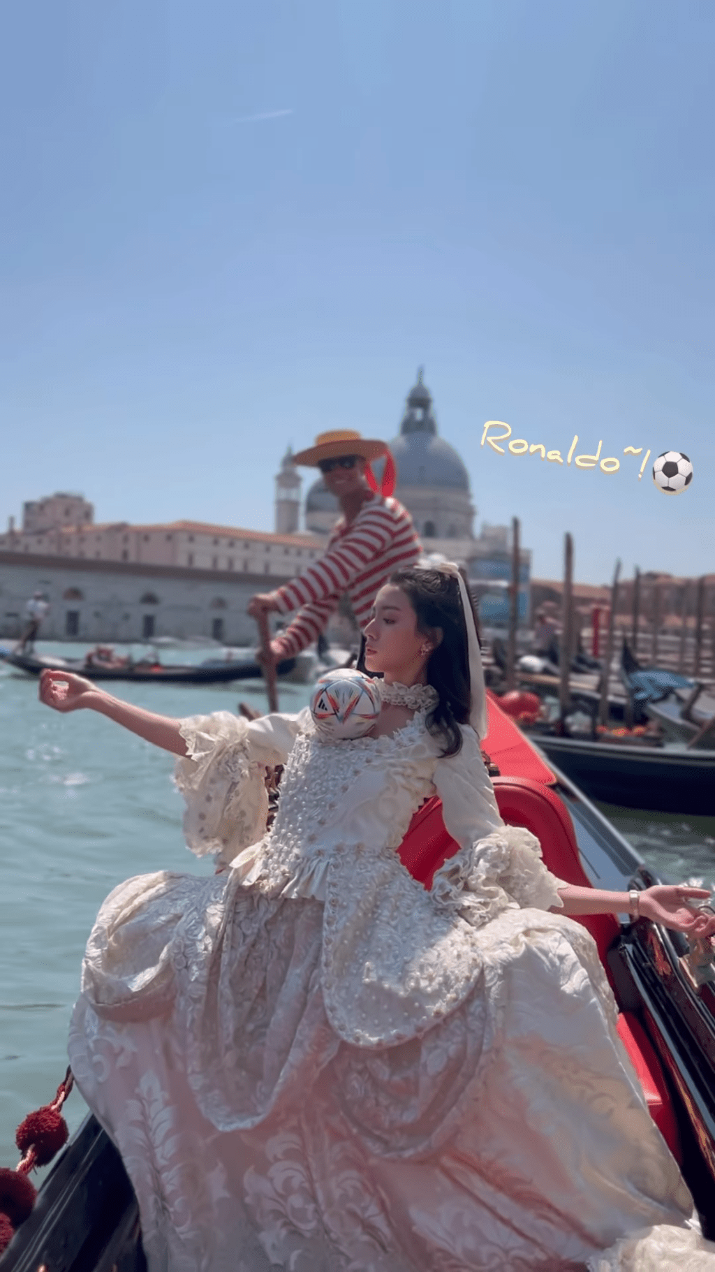 穿宫廷服的蔡思贝还在贡多拉（Gondola）上胸顶足球。