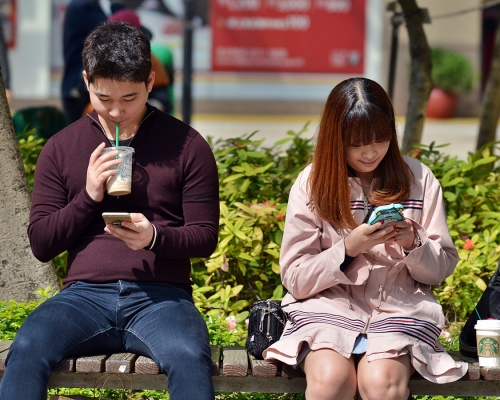 調查顯示，擁有聊天群組的市民的家庭溝通質素，較沒有群組的市民高。資料圖片