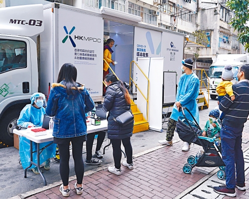 港府研究以流動車或流動站等方式,深入社區為市民打針。