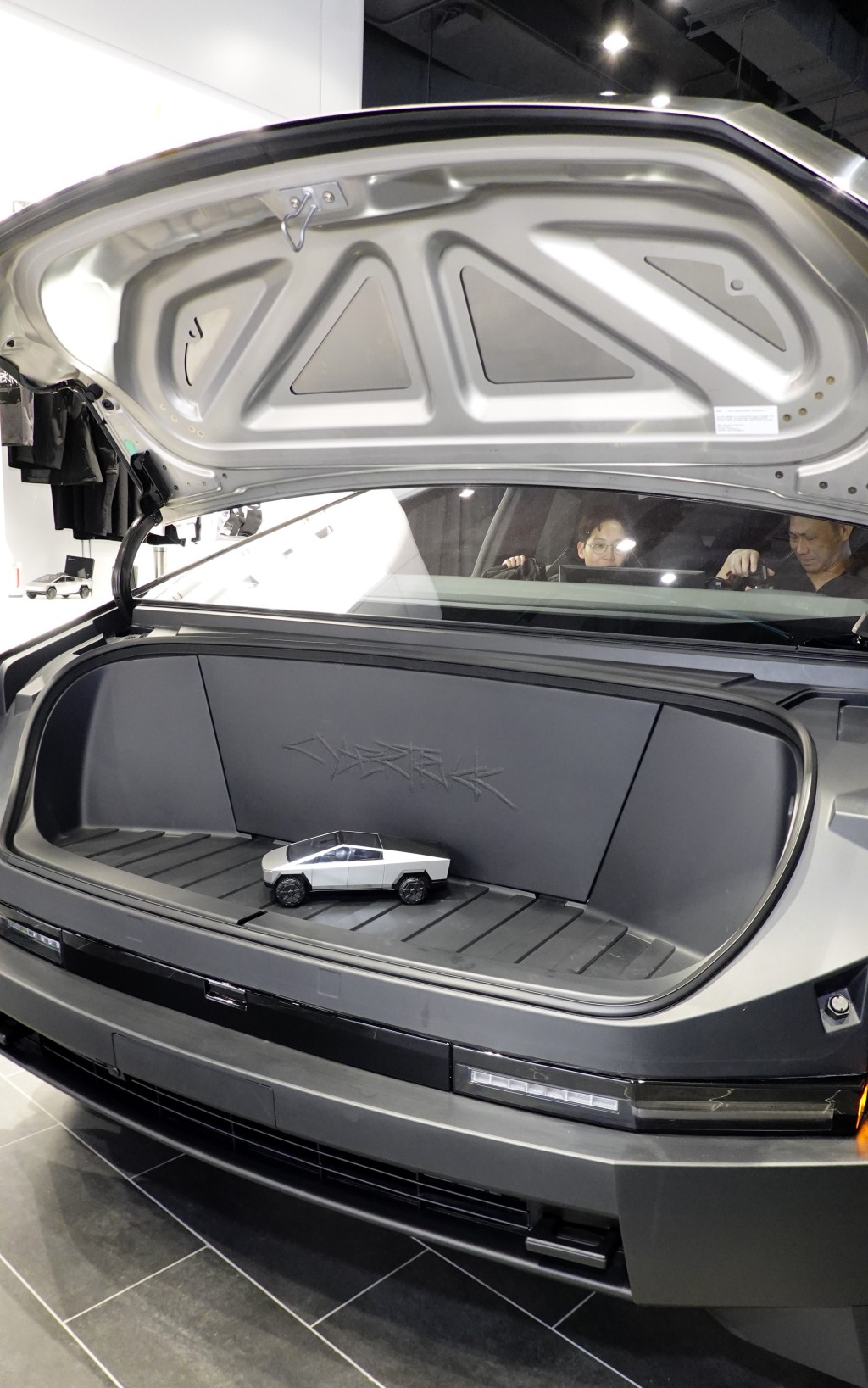 Tesla Cybertruck的车头内置大型储物箱