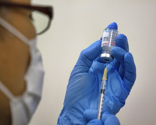 日本一名70多歲的老婦一天被誤接種兩次新冠疫苗。AP圖片（示意圖）
