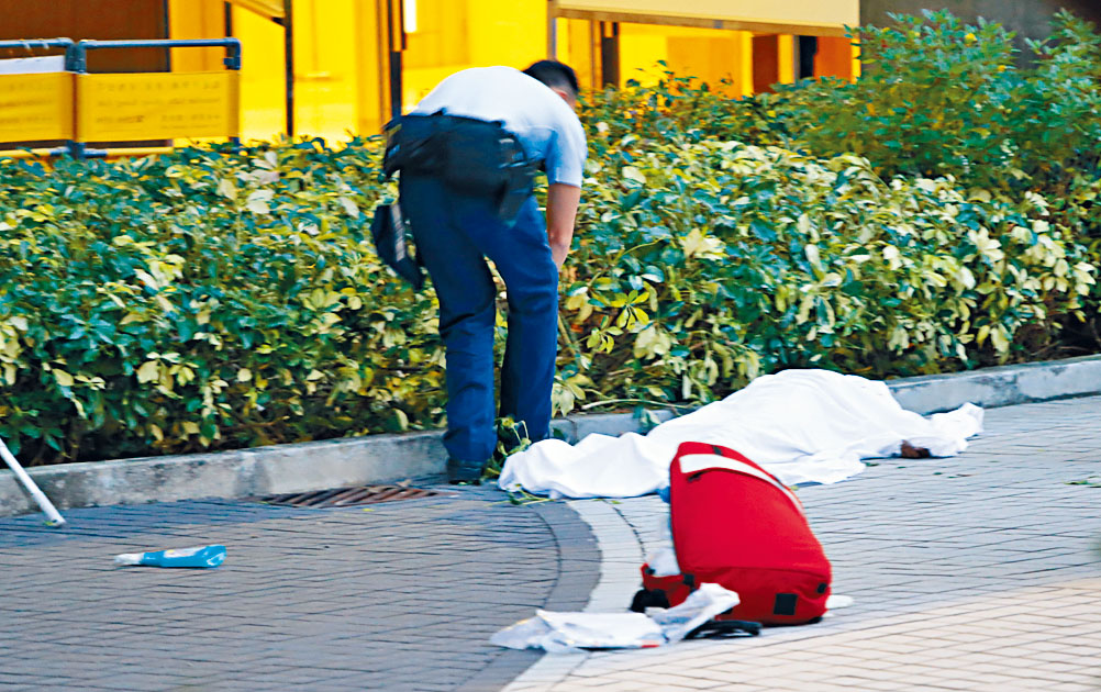 救護員檢查後，證實女死者當場氣絕。