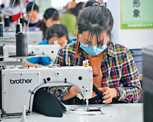 中國西部地區出口紡織品服裝增長較快。資料圖片