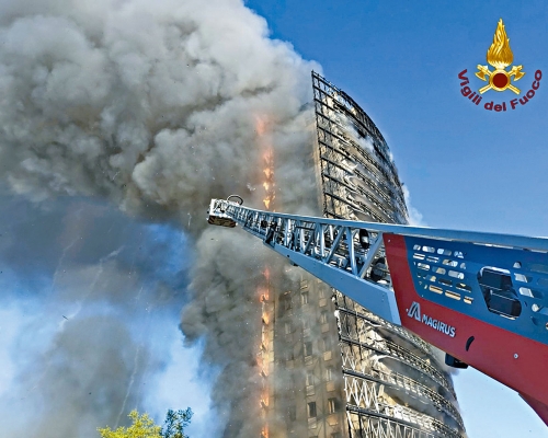 意大利米兰一楝住宅大厦周日起火，整幢大厦瞬间被大火吞噬。