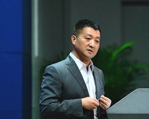 外交部發言人陸慷今日罕見不打領帶。網上圖片