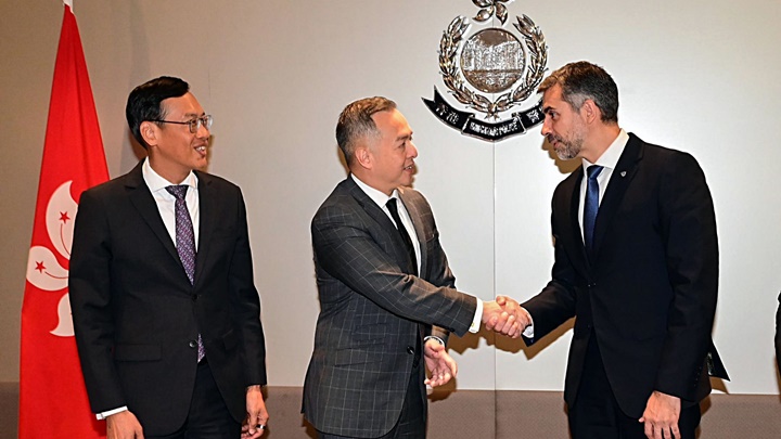 警务处处长周一鸣（中）与警务处副处长(管理)陈俊燊(左)接待国际刑事警察组织内部监督办公室总监Eugênio Ricas（右）。