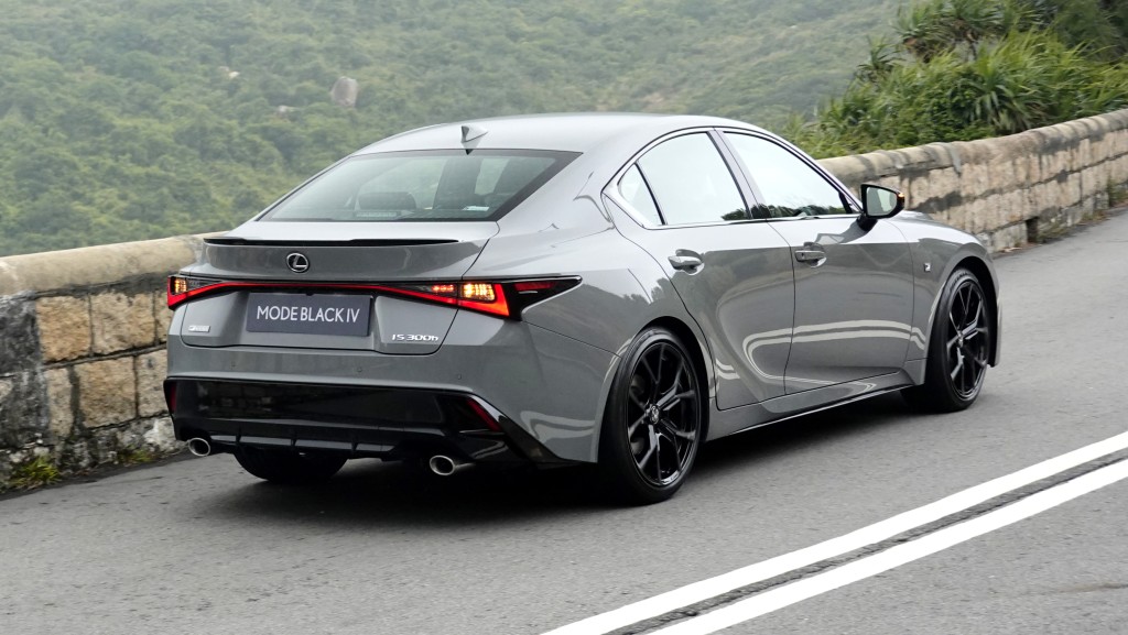 凌志LEXUS IS300h F Sport特別版香港試駕，電子懸掛系統提供適度的避震調控，並備整套LSS+主動式安全系統防護。