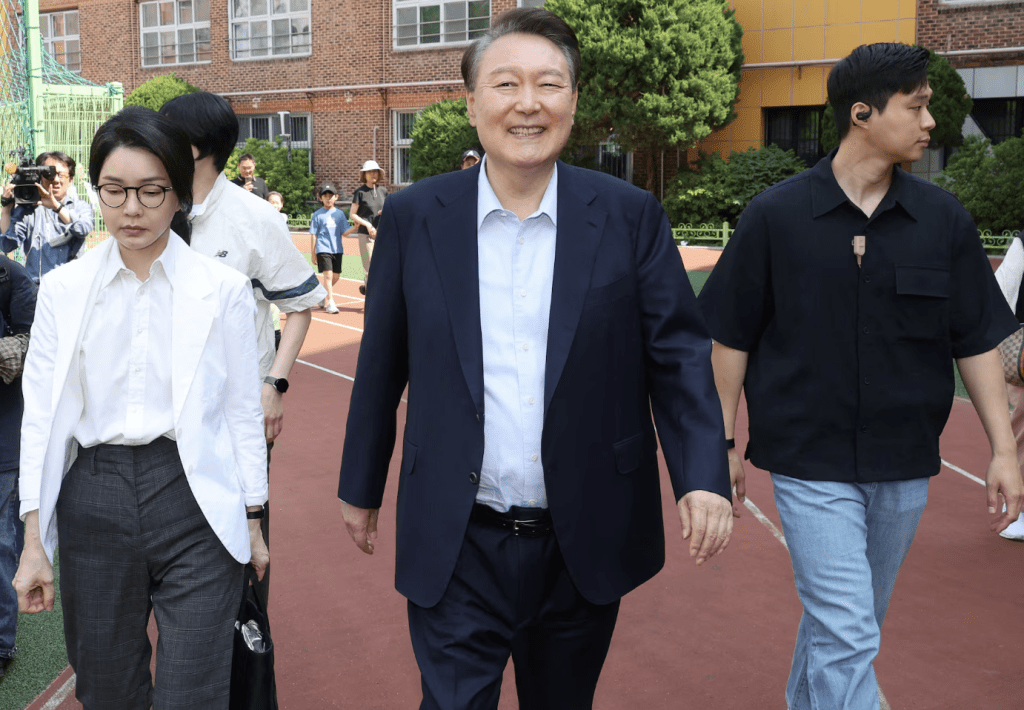 尹錫悅與妻子金允熙現身票站。路透社 尹錫悅與妻子金允熙現身票站。路透社