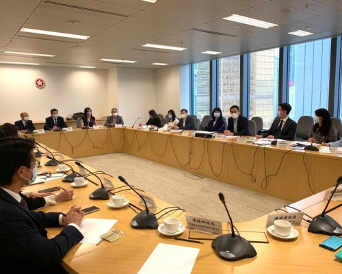 楊潤雄昨日與多名學校議會及校長會代表會面。  楊潤雄FB圖