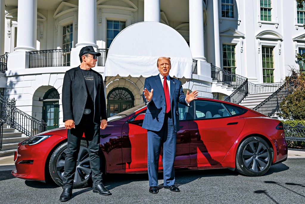 特朗普在白宮為特斯拉辦車展支持馬斯克（左），他買下這架紅色Model S。