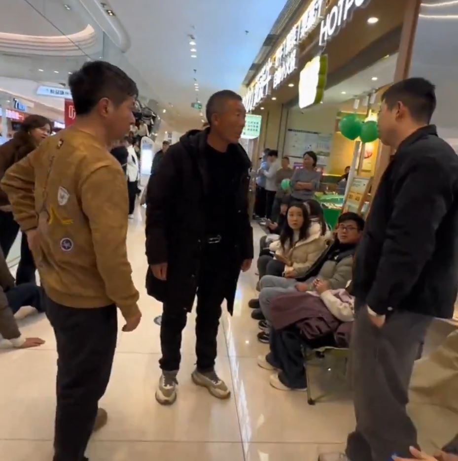 襄陽男子阻止女子企跳，反遭對方家人追罵推撞。