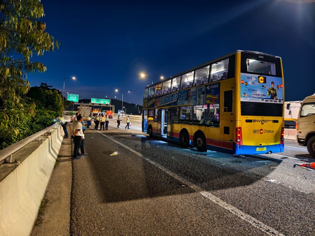 現場為港深西部公路往深圳灣口岸。 現場為港深西部公路往深圳灣口岸。