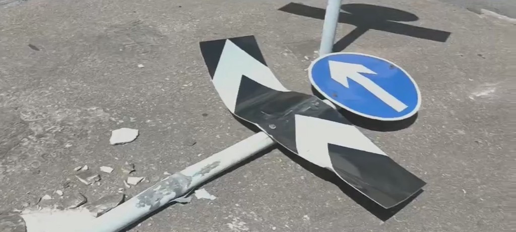 小巴撞跌路牌。有綫電視截圖