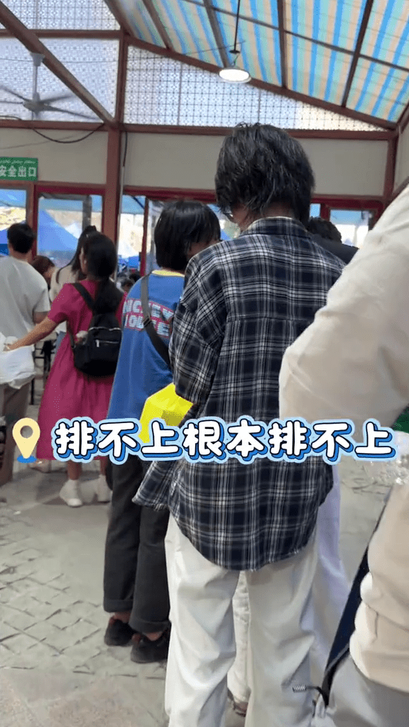 「新疆Labubu」文創小羊爆紅,遊客排長龍購買的情況。 抖音 「新疆Labubu」文創小羊爆紅,遊客排長龍購買的情況。 抖音
