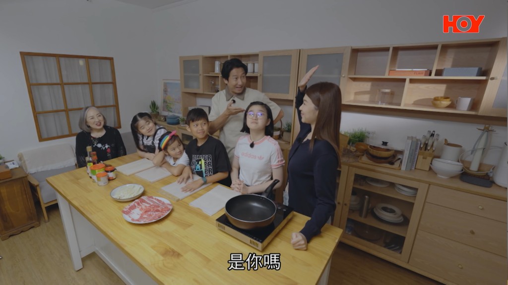 為了給盧宛茵驚喜,孫兒們在主持人的指導下,準備首次為嫲嫲下廚。 為了給盧宛茵驚喜,孫兒們在主持人的指導下,準備首次為嫲嫲下廚。
