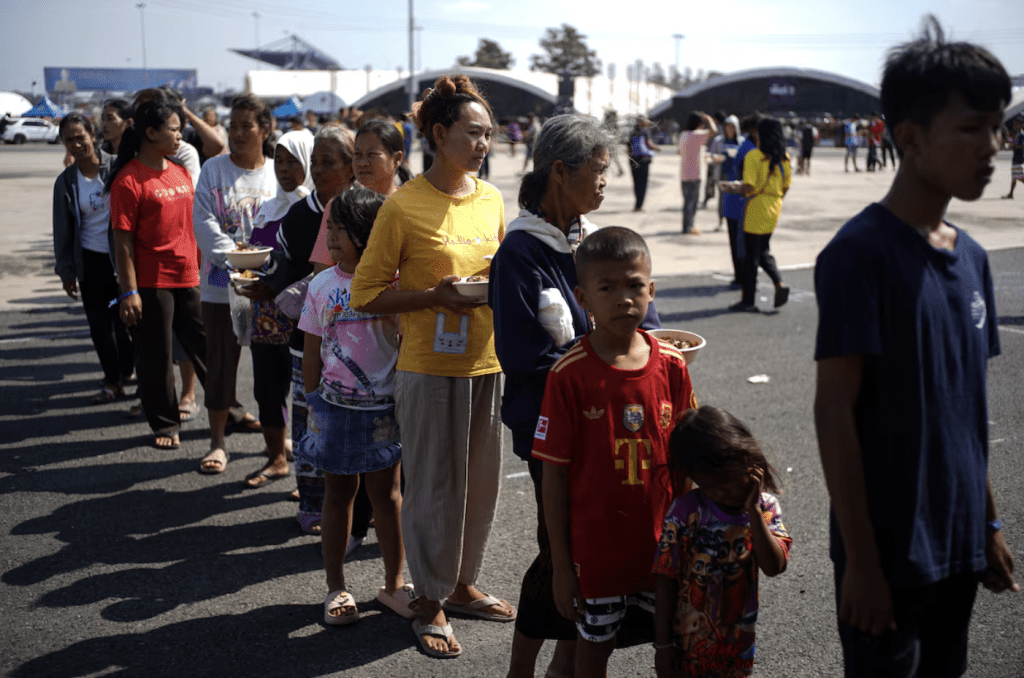 柬埔寨平民排隊領取食物。路透社