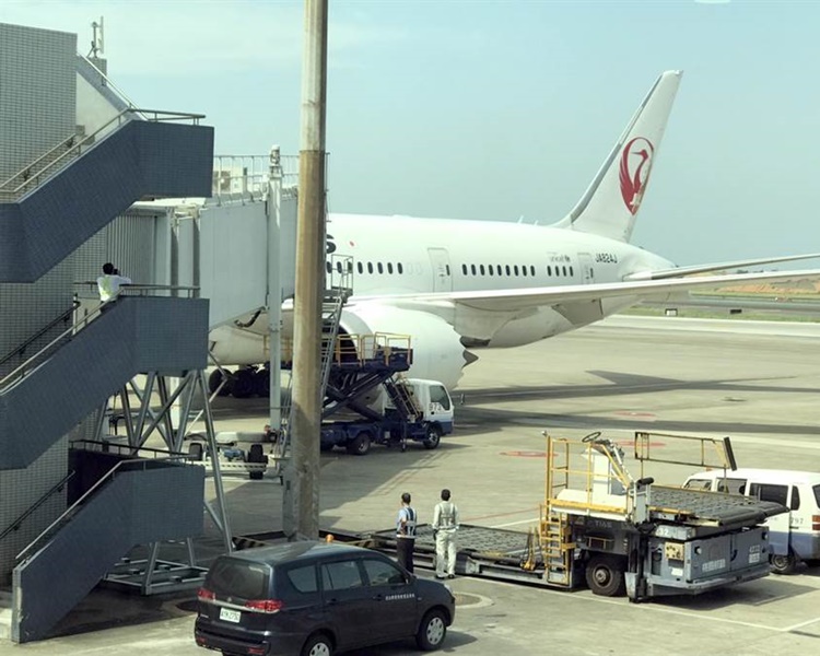 客機引擎與旁邊的空橋擦撞。中時