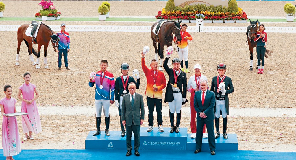 香港賽馬會主席廖長江（前排左）、行政總裁應家柏（前排右）向十五運會馬術賽事盛裝舞步個人賽的獲獎運動員頒發獎牌及紀念品。