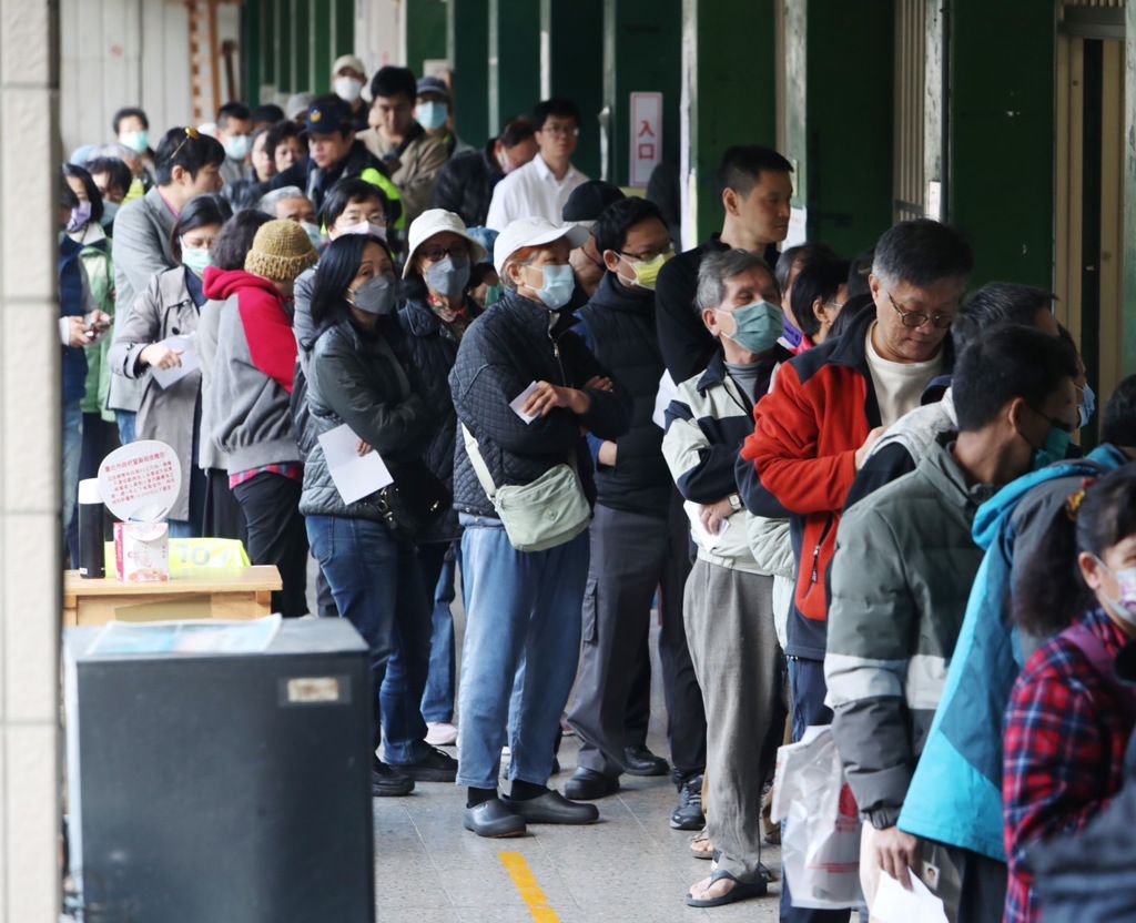 台湾大选开始投票 开门前已有民众排队_凤凰网视频_凤凰网