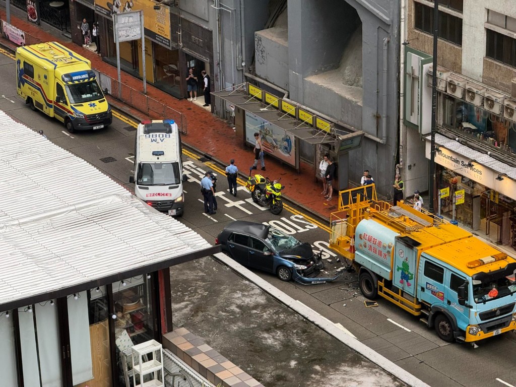 私家车车头严重损毁。网上图片 私家车车头严重损毁。网上图片