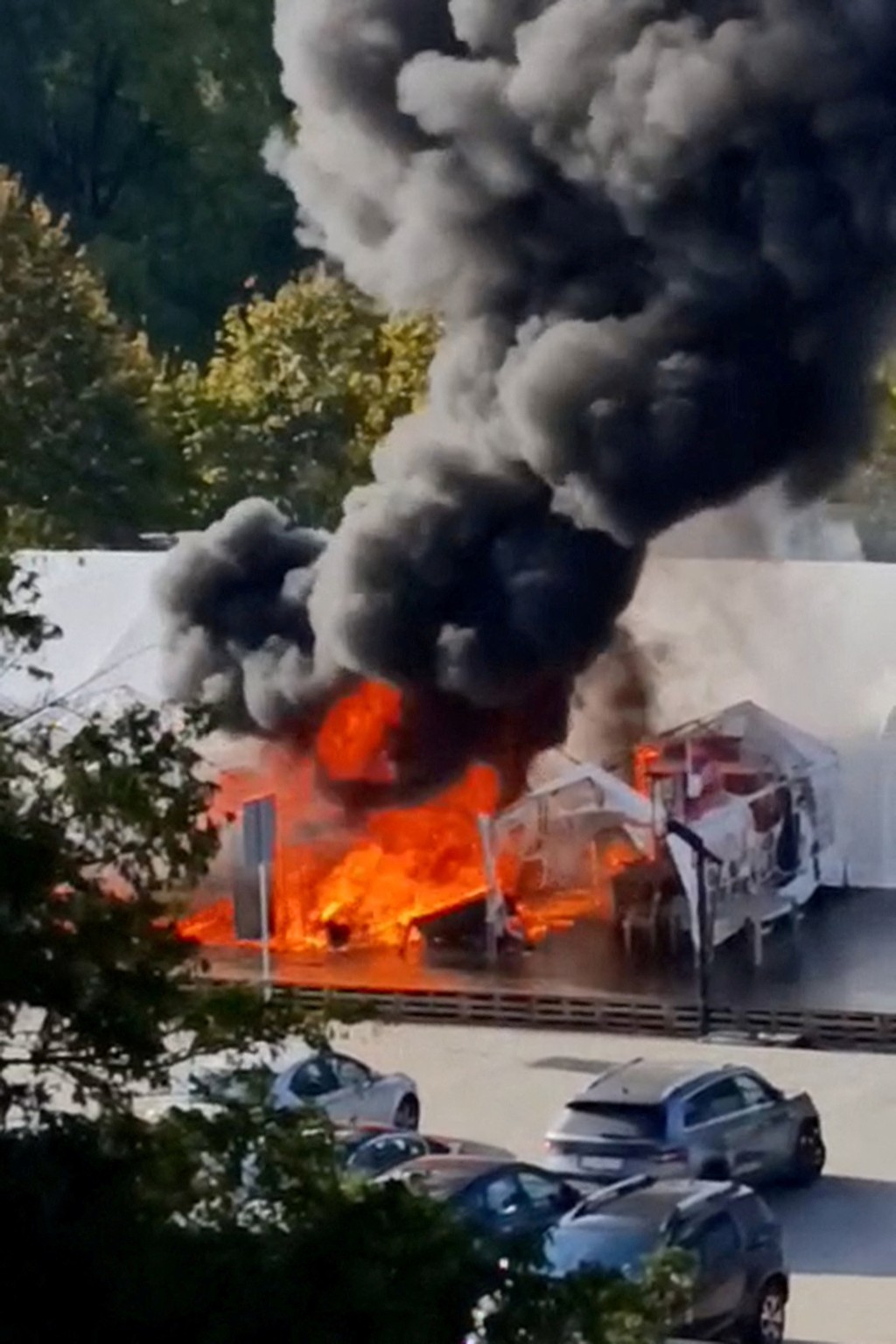 塞爾維亞議會外發生槍擊及縱火,示威者的帳篷陷入火海。 路透社 塞爾維亞議會外發生槍擊及縱火,示威者的帳篷陷入火海。 路透社