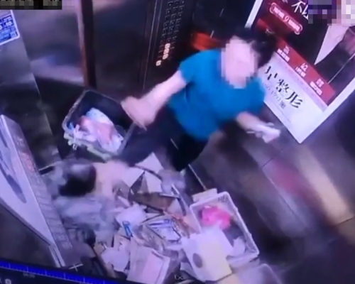 湖南長沙一名大廈清潔工日前在升降機內起爭執。 影片截圖