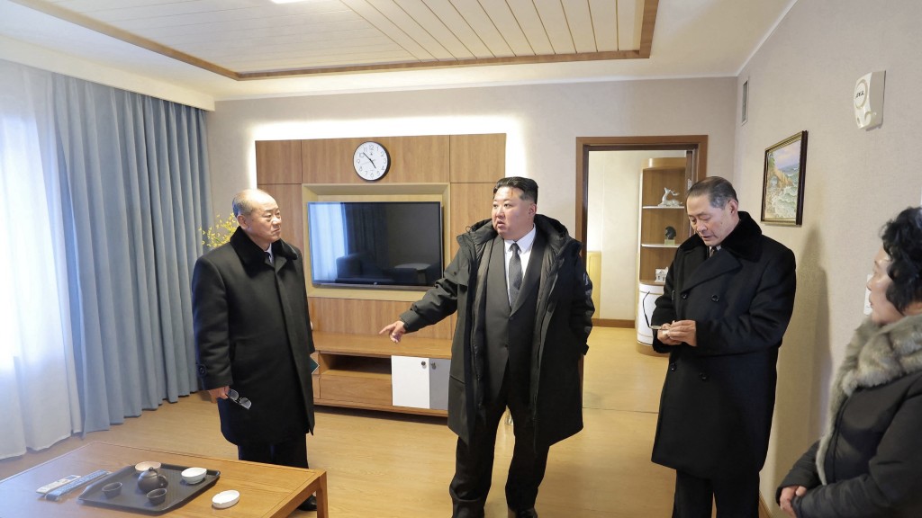 金正恩视察北韩温堡劳动者休养所。 路透社