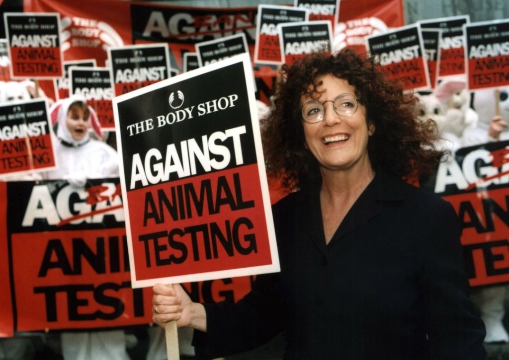 The Body Shop创办人帮助推动英国政府于1998年禁止对化妆品成分进行动物测试。