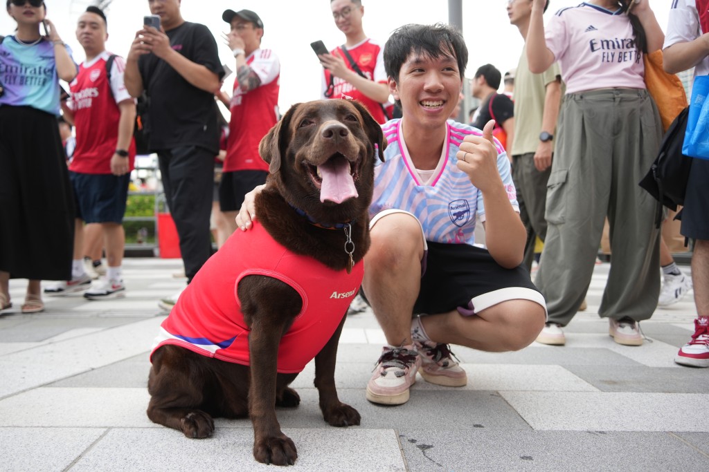 球迷為愛寵穿上心儀球隊服飾。 球迷為愛寵穿上心儀球隊服飾。