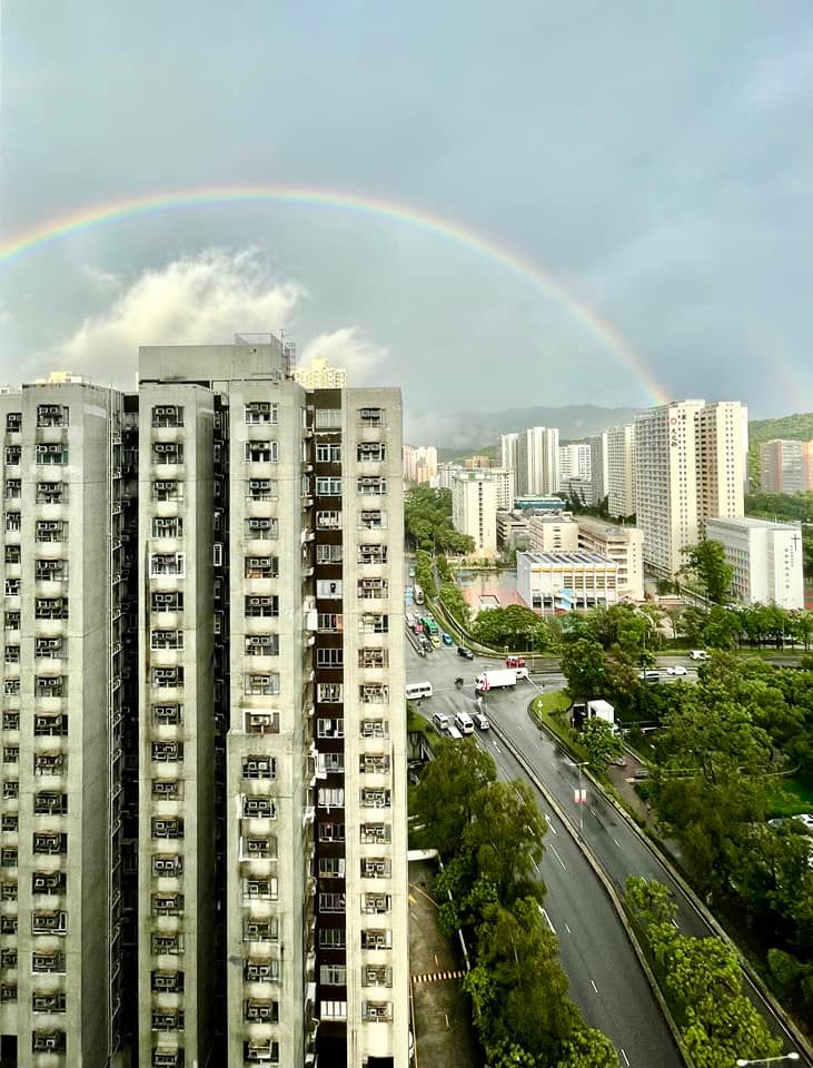 有街坊在大埔市中心影到双彩虹。(FB@大埔TaiPo@SaraChui)