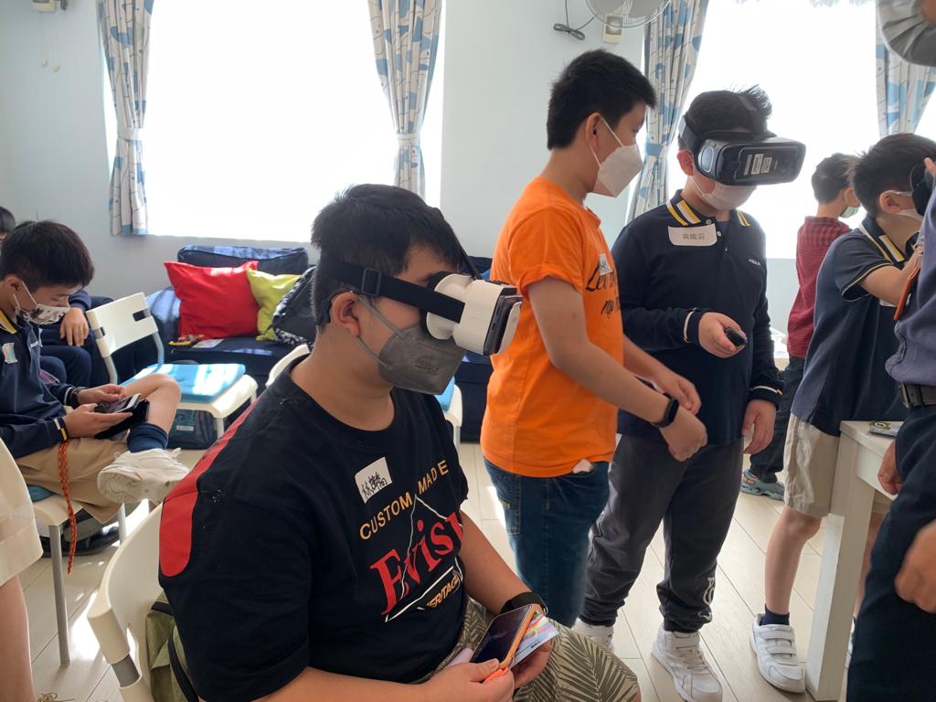 透過VR走進宋朝，學生與古人互動，輕鬆學文言文。（受訪者提供）