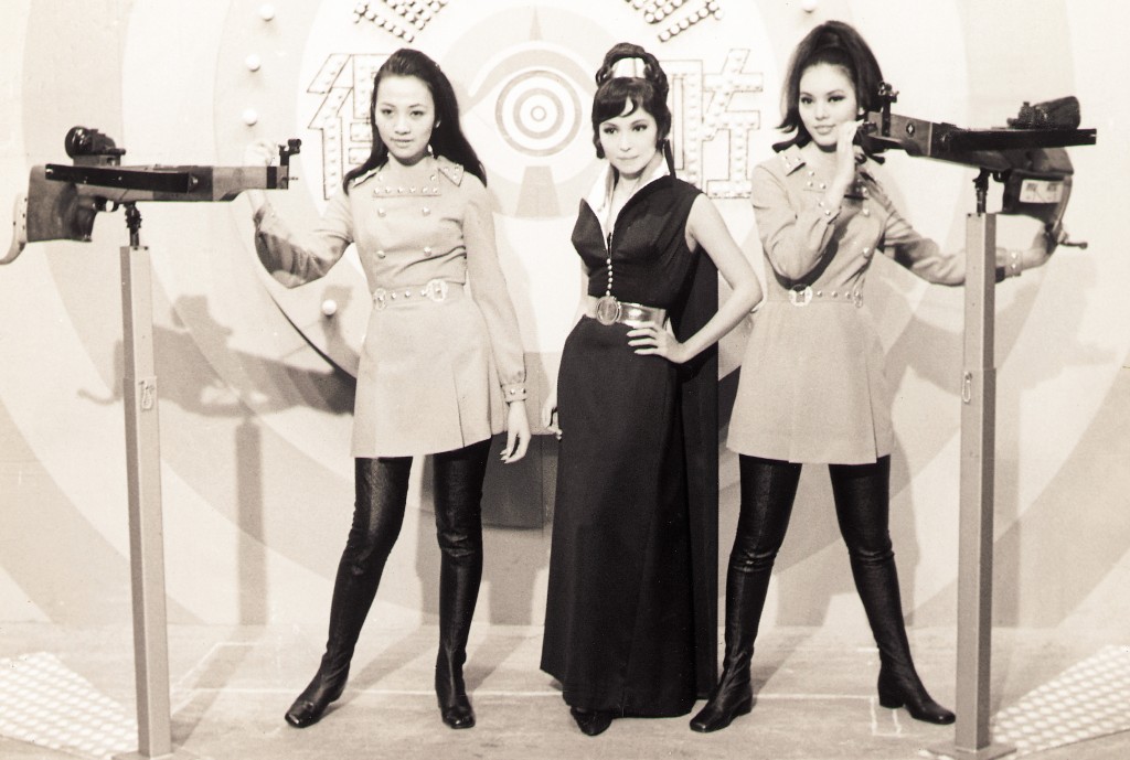 狄娜在1969年首次做電視節目《得咗》，文麗賢（左）擔任助手。