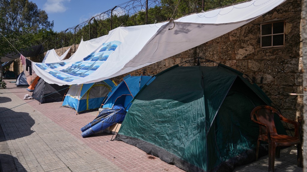 以色列空襲黎巴嫩｜失去家園的貝魯特居民暫住帳篷。 美聯社